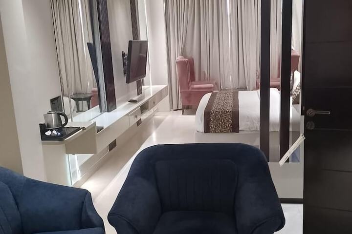 Room 10 of 18