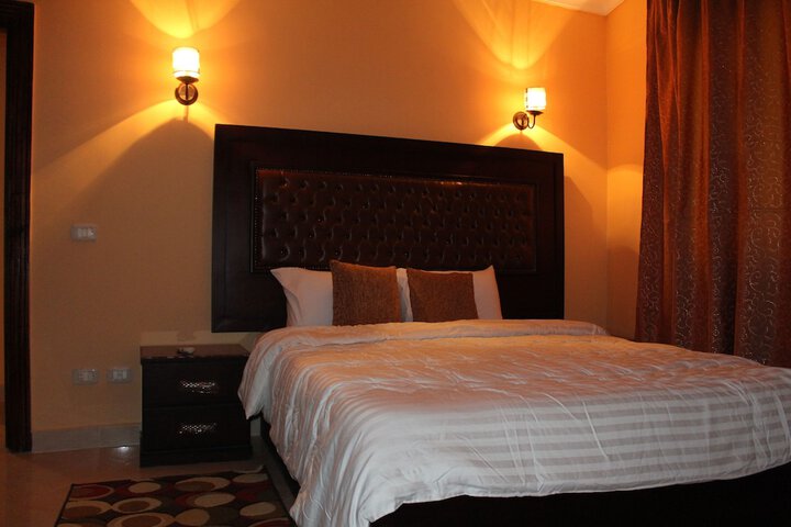 Room 6 of 24