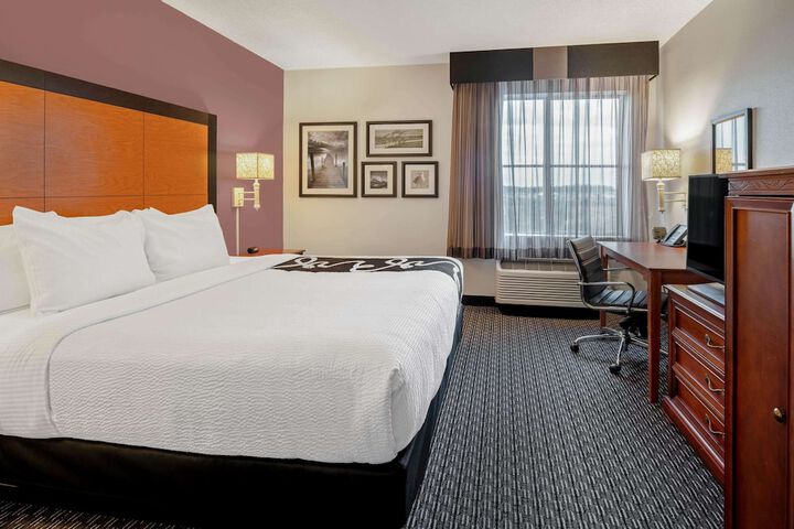 1 King Bed Mobility Hearing Impaired Accessible Room (6 of 12)