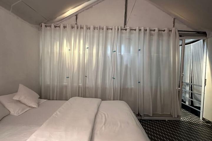 Room 4 of 7