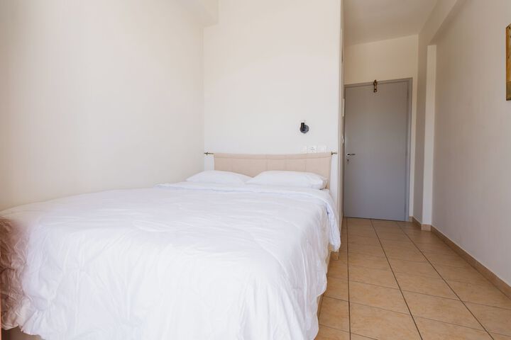 Room 8 of 16