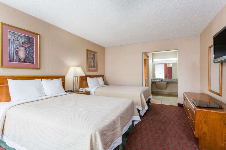 2 Queen Beds (7 of 14)