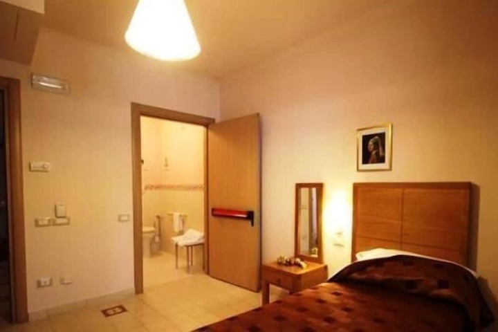 Room 14 of 42