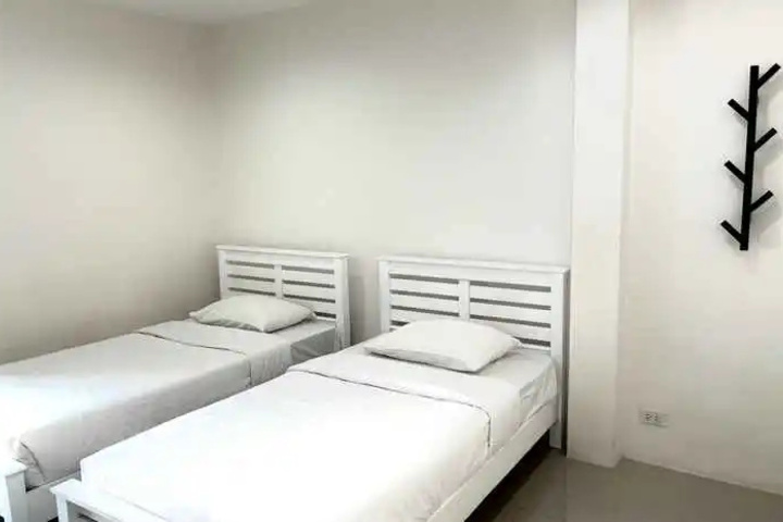 Room 4 of 9
