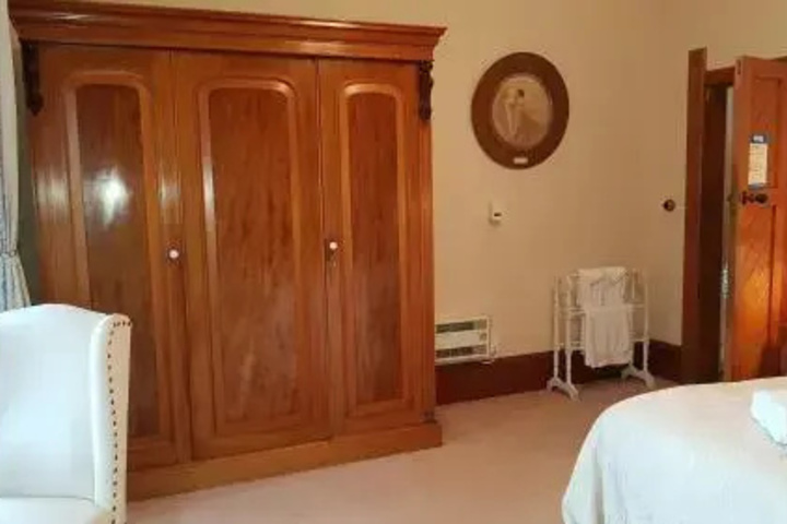 Room 6 of 8