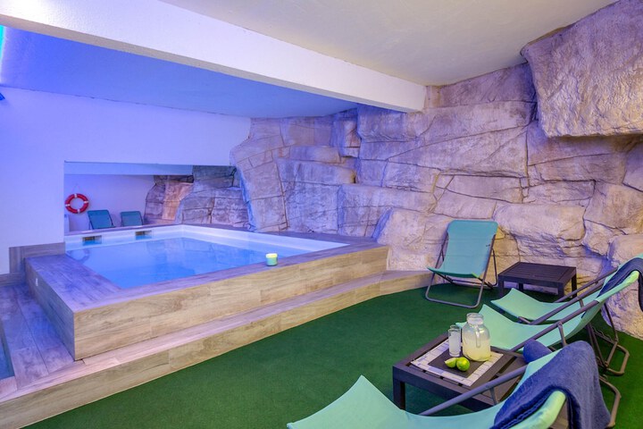 Pool 72 of 127