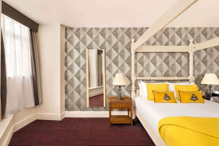 Room 32 of 74