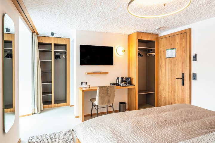 Room 4 of 41