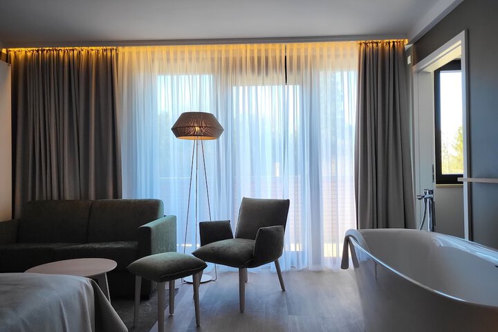 Room 32 of 60