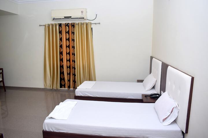 Room 13 of 36