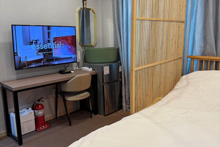 Room 10 of 42
