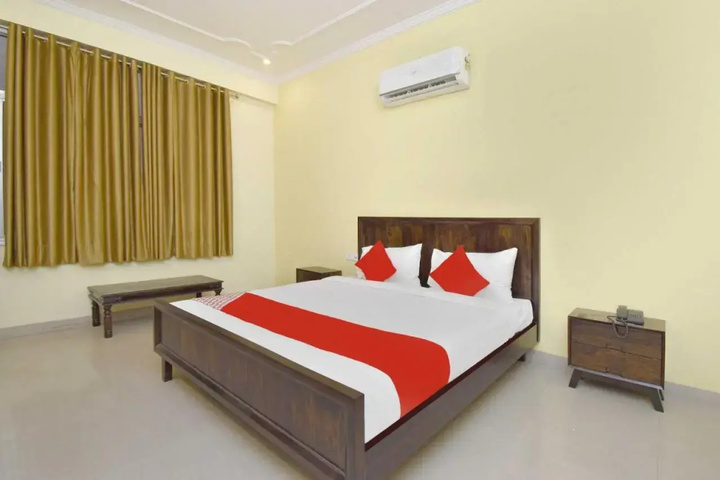 Room 4 of 12