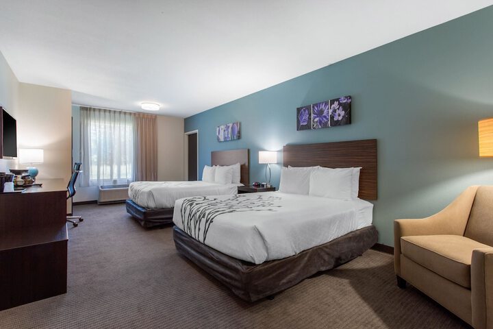 2 Queen Beds (12 of 14)