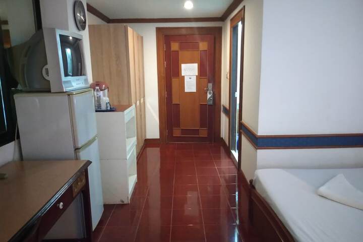 Room 33 of 147