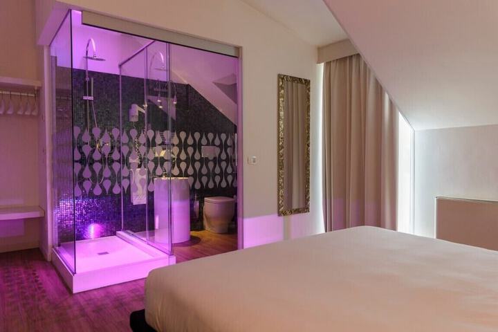 Room 32 of 76