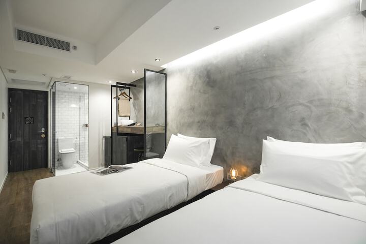 Room 19 of 42