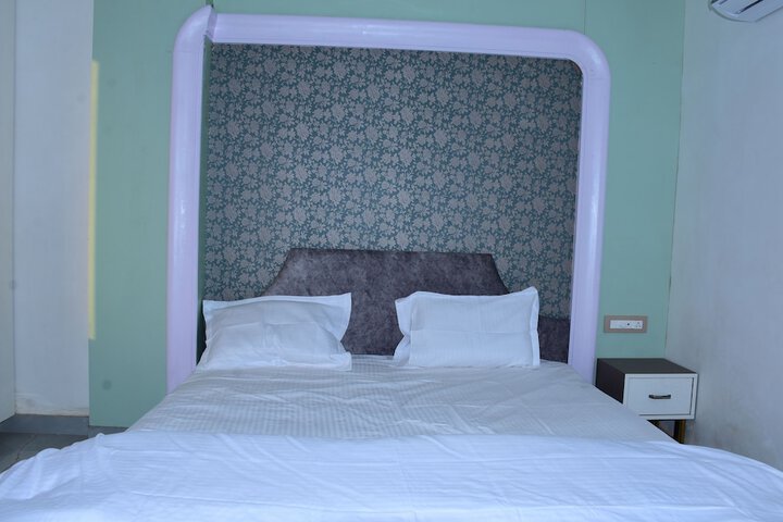 Room 4 of 28