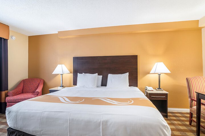 1 King Bed (6 of 9)