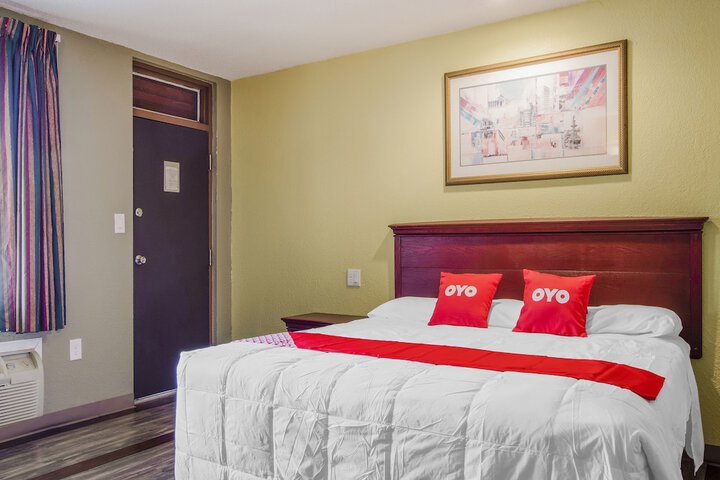 1 King Bed (2 of 9)
