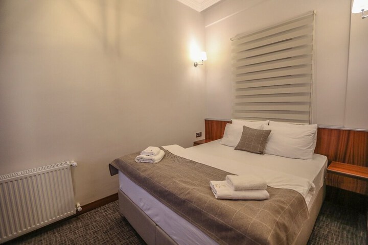 Room 4 of 40