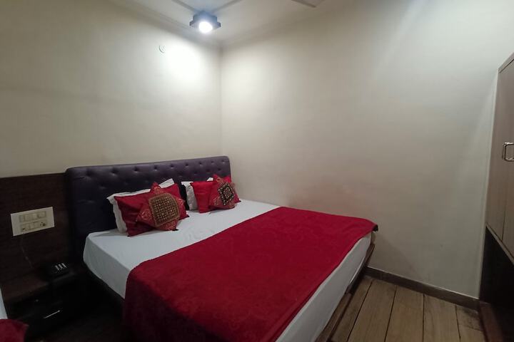 Room 9 of 32