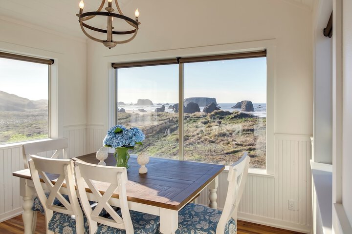 Scenic Bandon Vacation Rental w / Beach Access!
