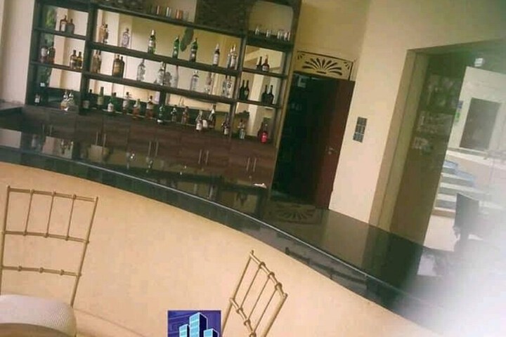 Lounge 5 of 6