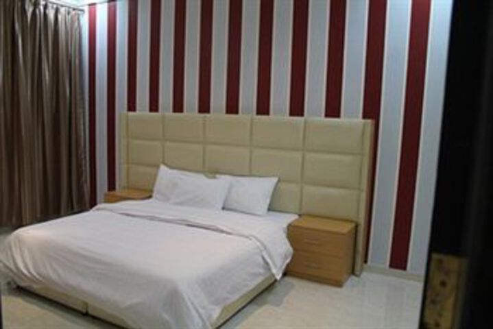 Room 4 of 16