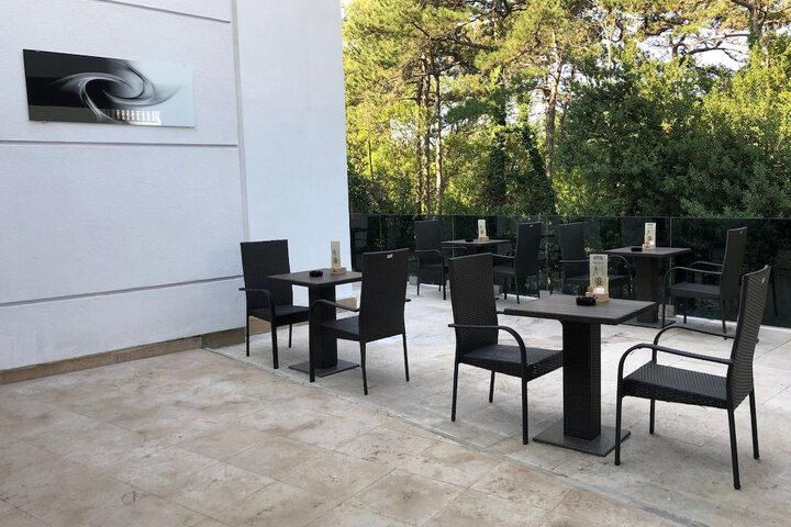 Lounge 16 of 27