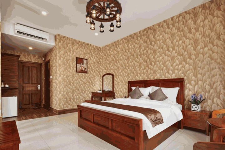 Room 6 of 28