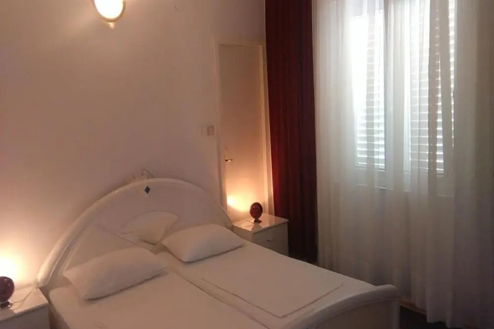 Room 4 of 18