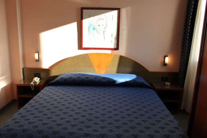 Room 4 of 16