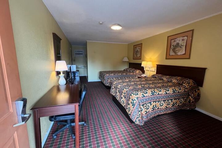 2 Queen Beds (10 of 19)