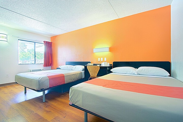 Queen Room with 2 Queen Beds Disability Accessible (4 of 7)