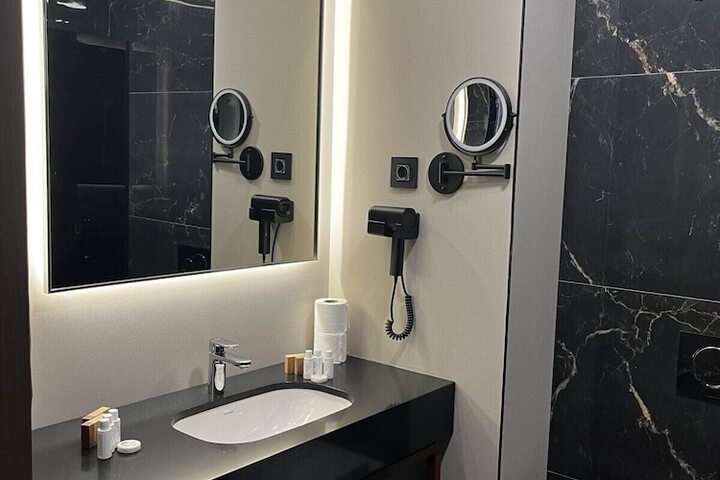 Room 33 of 50