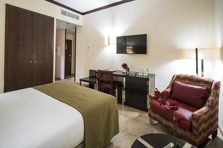 Room 5 of 18