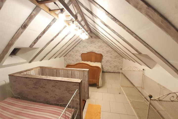 Room 7 of 12