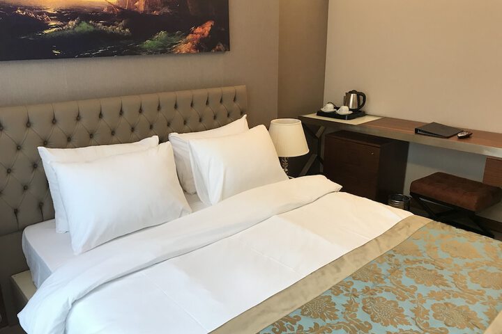 Room 4 of 68