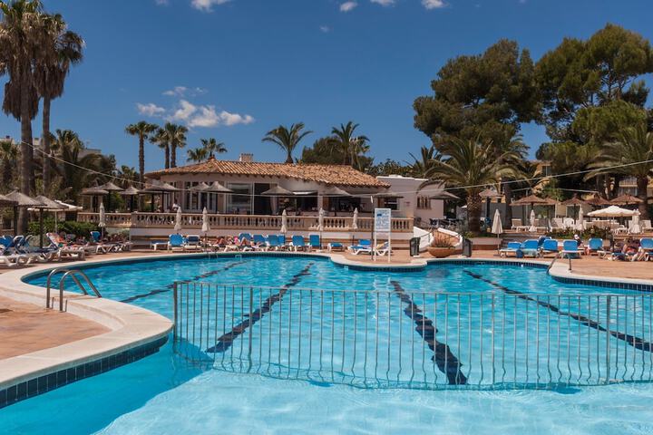 Hotel with Pool