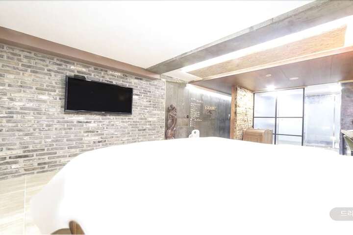Room 4 of 34