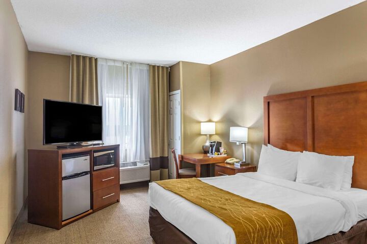 1 Queen Bed (13 of 21)
