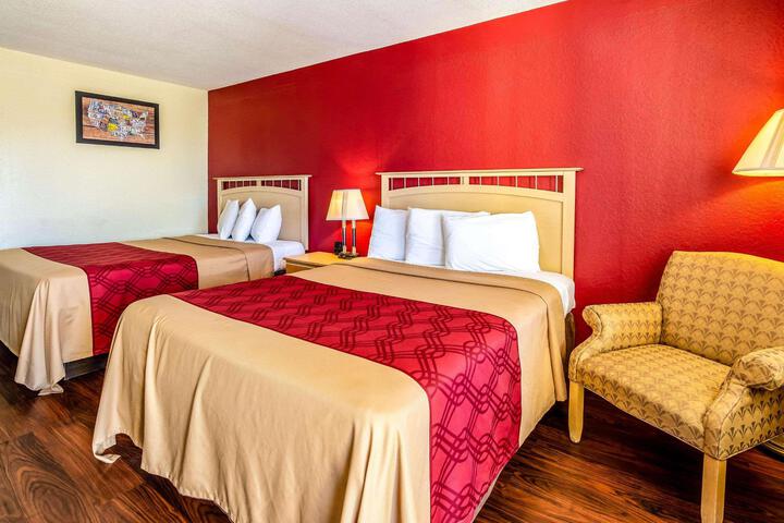 2 Queen Beds (2 of 7)