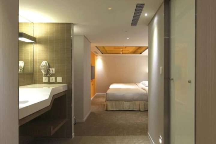 Room 102 of 171