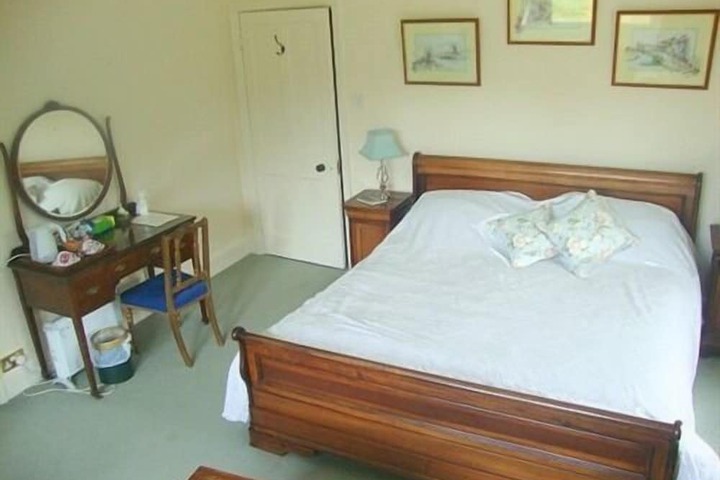 Room 4 of 10