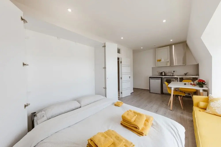 Room 4 of 17