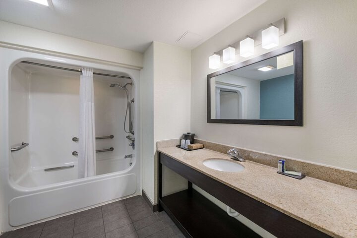 Double Accessible Queen Size Bed (2 of 10)