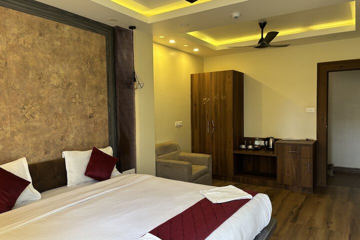 Room 8 of 28