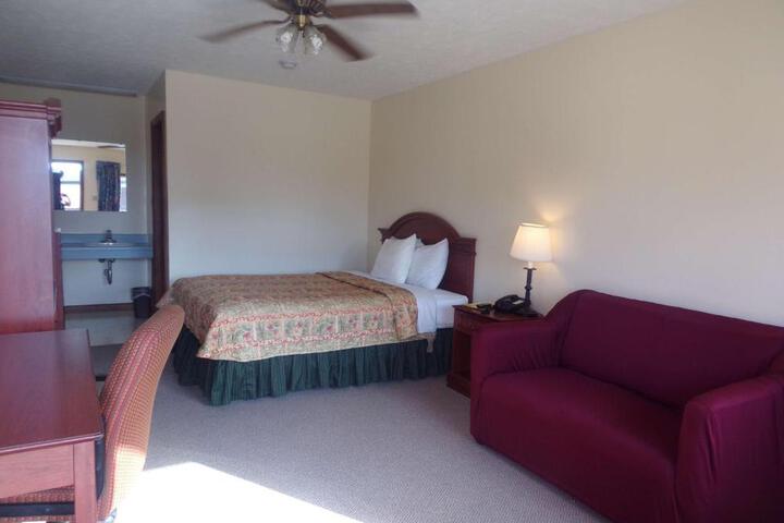 2 Queen Beds (12 of 16)
