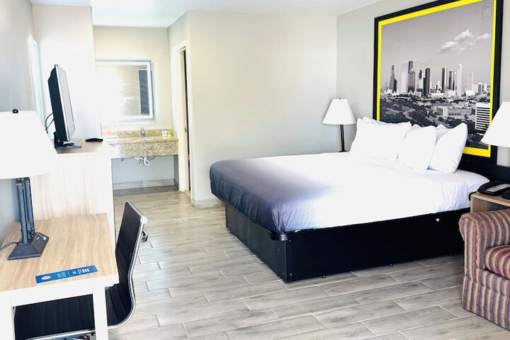 Room 4 of 12