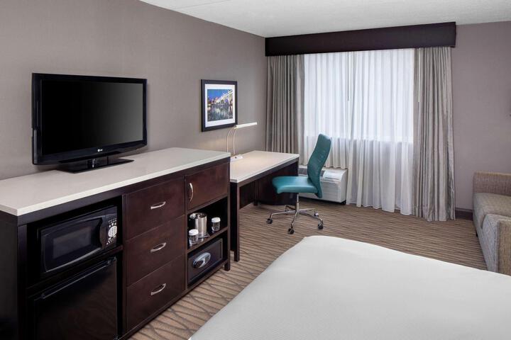 1 King Bed Mobility Hearing Accessible Room Bathtub with Grab Bars (13 of 15)